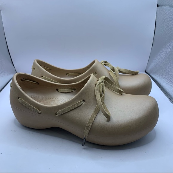 Crocs Tilda Dutch Clog Womens Size 6  Tie Lightweight Shoe EUC RARE - Picture 2 of 6